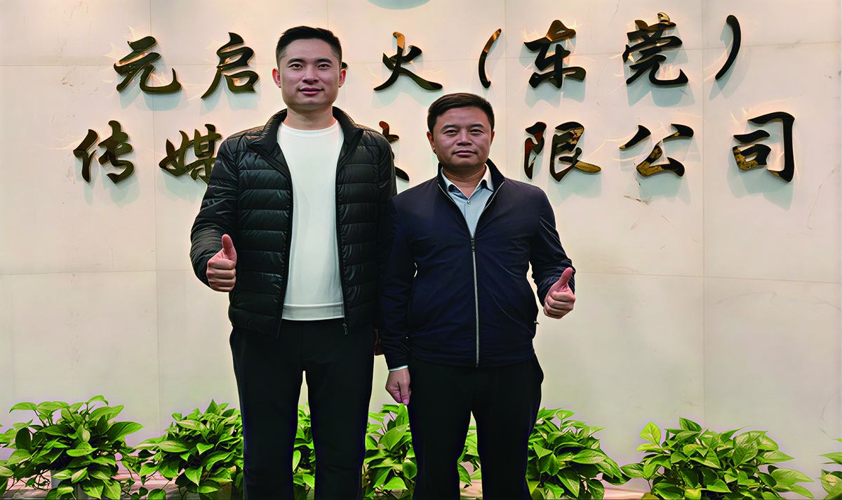 客户来访合影